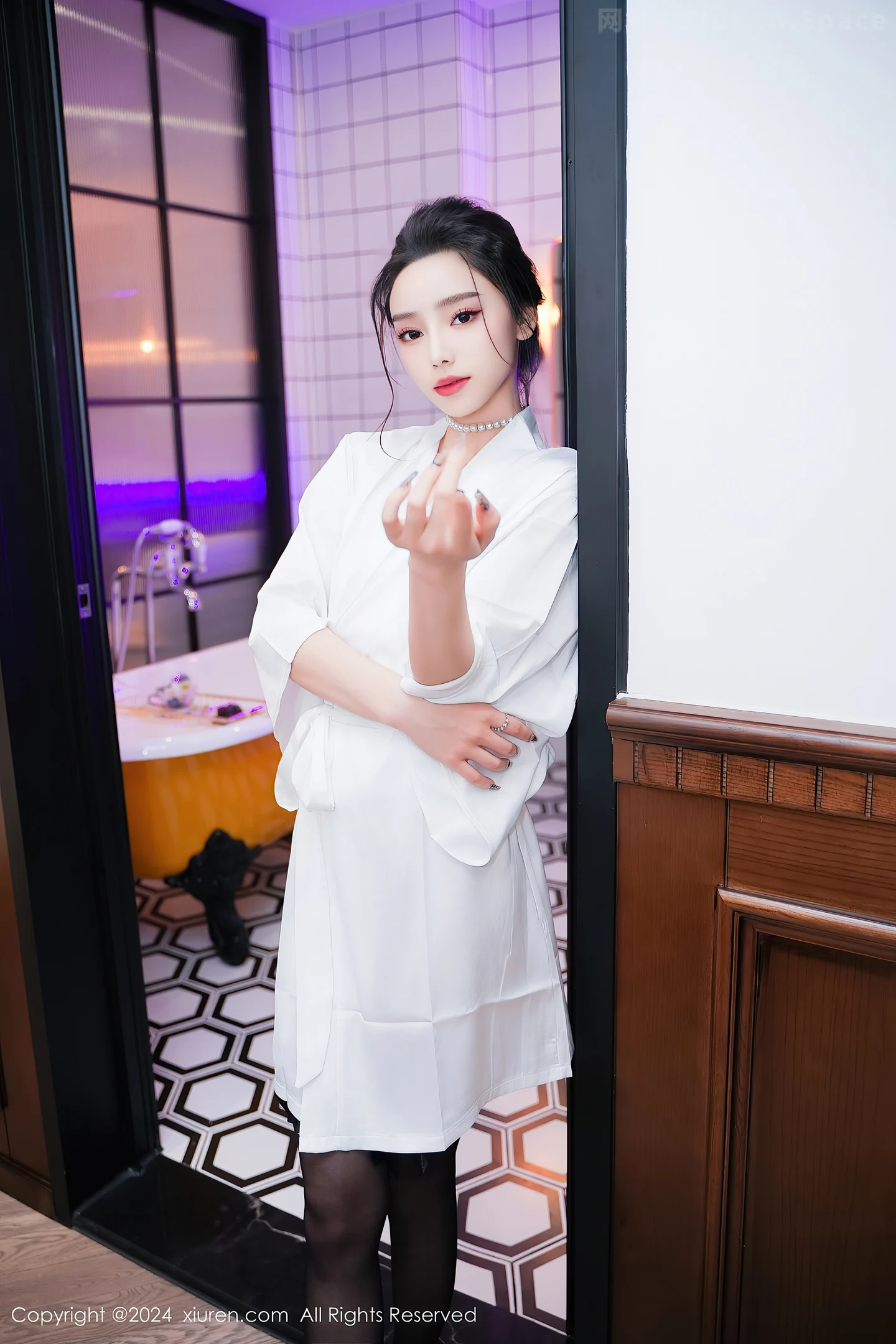 图片[6]-[XiuRen秀人网]VOL.8283 模特苏曼兮浴室场景性感白色连衣裙配黑丝袜秀丰腴美臀诱惑写真84P-秀人网官方网站